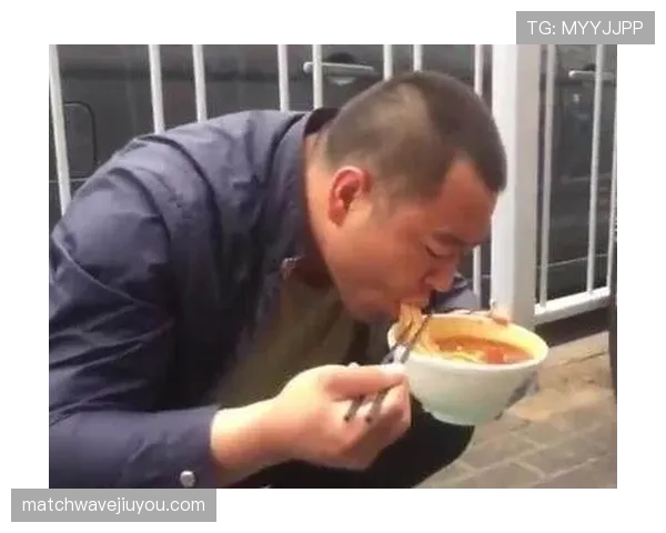 古力打完棋还蹲路边啃煎饼，这反差谁懂啊